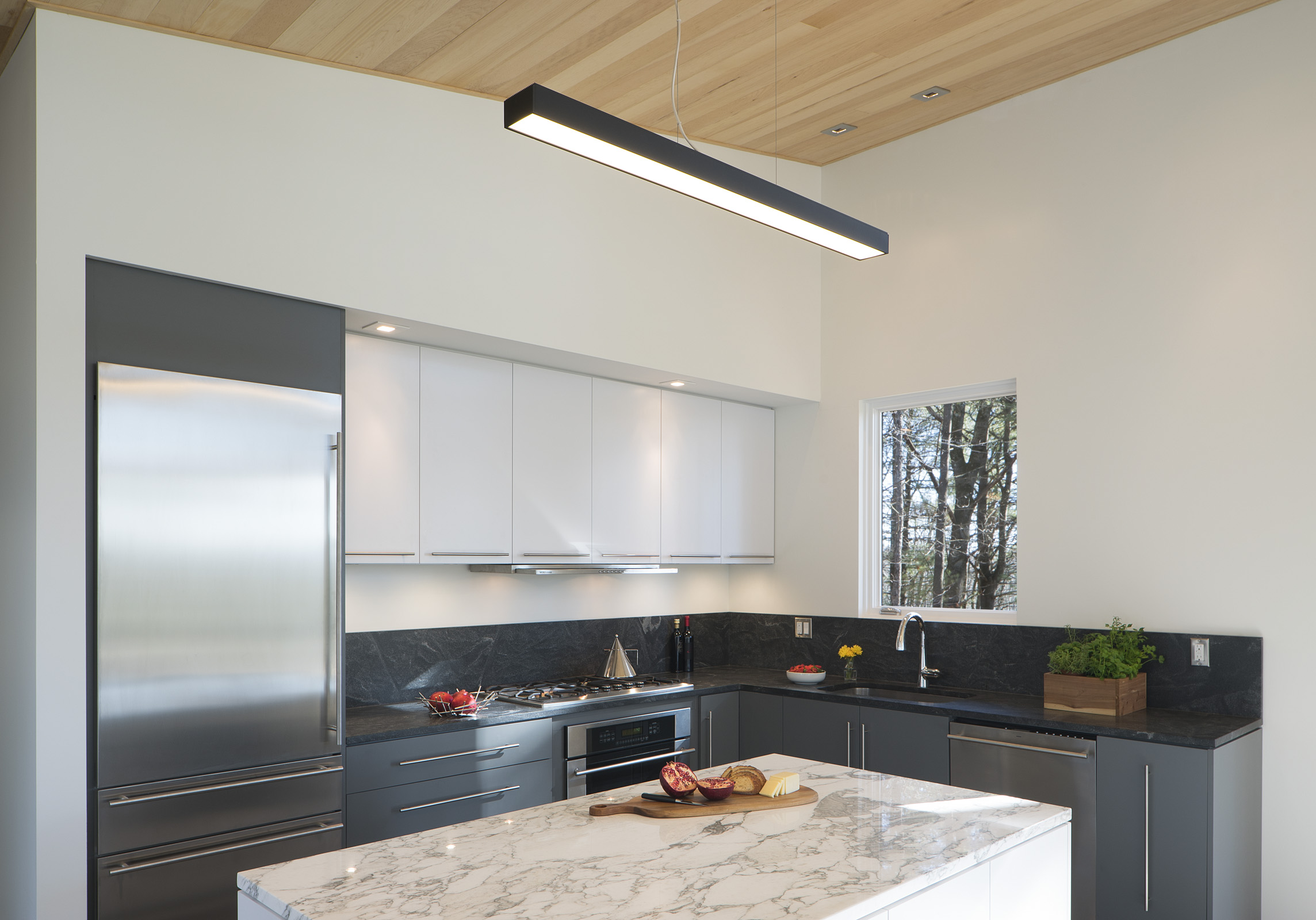 Modern Kitchen Design - Lantern Ridge House - Waterfalls properties